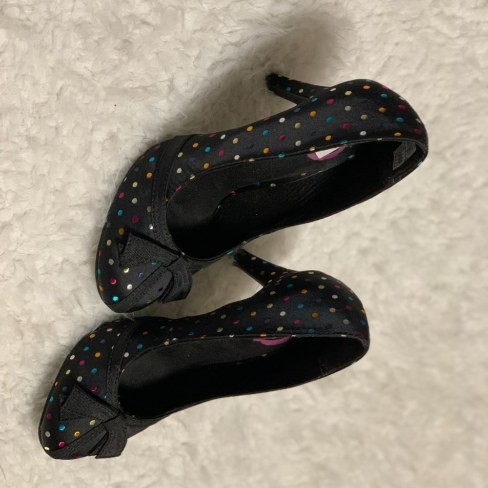 🆕 Black heels with multi colored polka dots Size 6.5 😍
